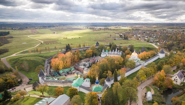 Holy Dormition Pskov Caves Monastery. Aerial view. Photo: hram-nikola.kiev.ua.