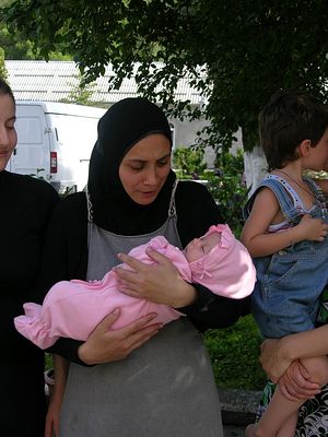 Август 2008 года. Монахиня Маргарита с самой младшей беженкой на руках