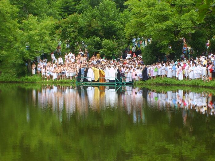 Массовое крещение на монастырском озере