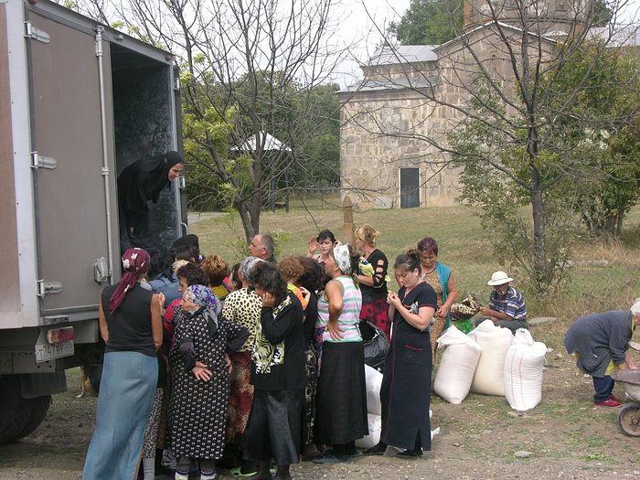 Раздача гуманитарной помощи в Южной Осетии