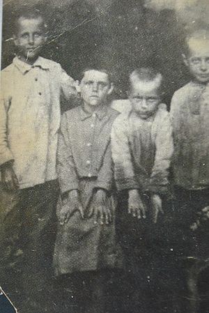 Миша Бойко (третий слева) с сестрой и братьями. 1932 г.