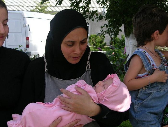 Август 2008. године. Монахиња Маргарита с најмлађом избеглицом у наручју