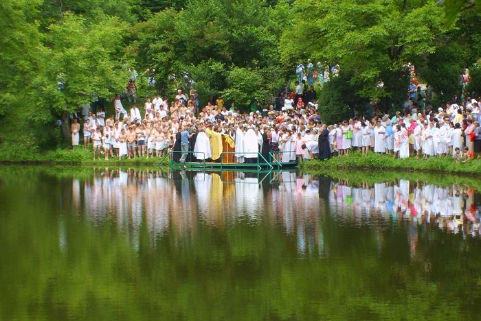 Масовно крштење у манастирском језеру
