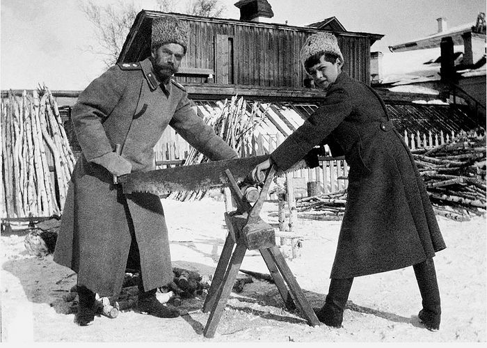 Николай II со своим сыном Алексеем во время ссылки в Тобольске в 1917-м году