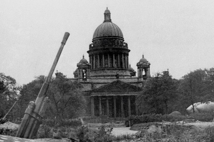 Зенитная батарея у Исаакиевского собора во время блокады Ленинграда. Фото: РИА Новости