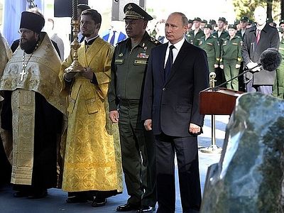 Владимир Путин принял участие в церемонии освящения закладного камня главного храма Вооружённых Сил / Православие.Ru
