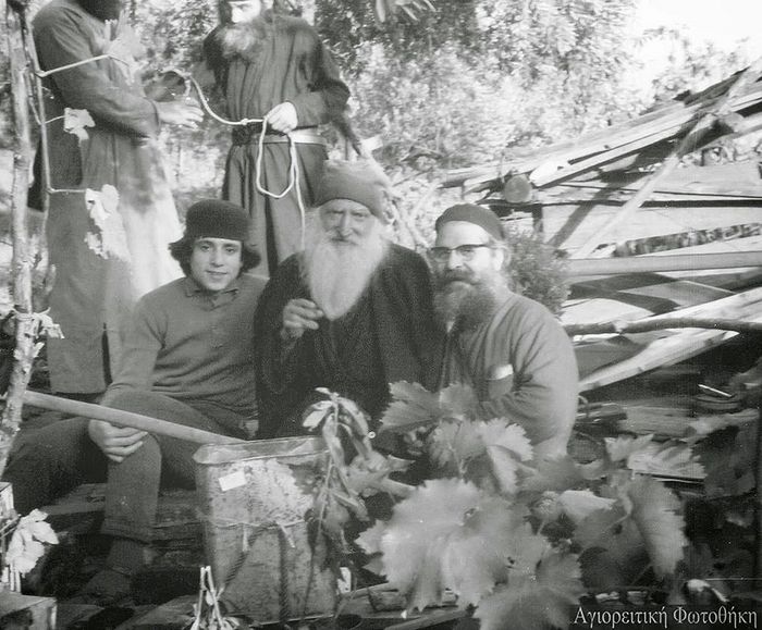 Старец Тихон (в центре) принимает монахов из братства Иосафеев. Прп. Паисий - на заднем плане, достает воду из бочки, чтобы предложить ее гостям). 1966