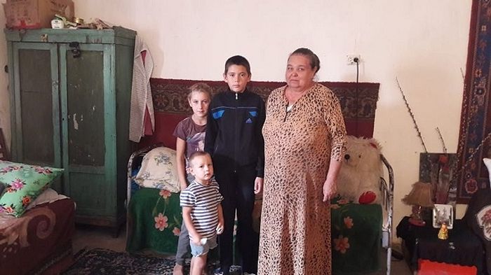 Семья Ирины Суворовой, проживающая в бараке на автобазе в Душанбе