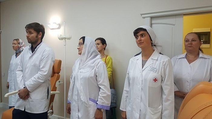 Медперсонал больницы святителя Алексия на чине освящения дневного онкологического стационра