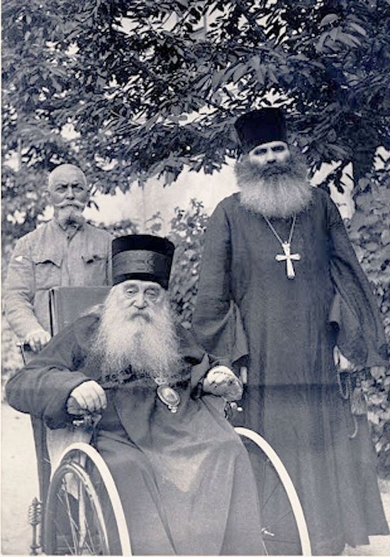 Митрополит Антоний со своим келейником архимандритом Феодосием, 1936 год