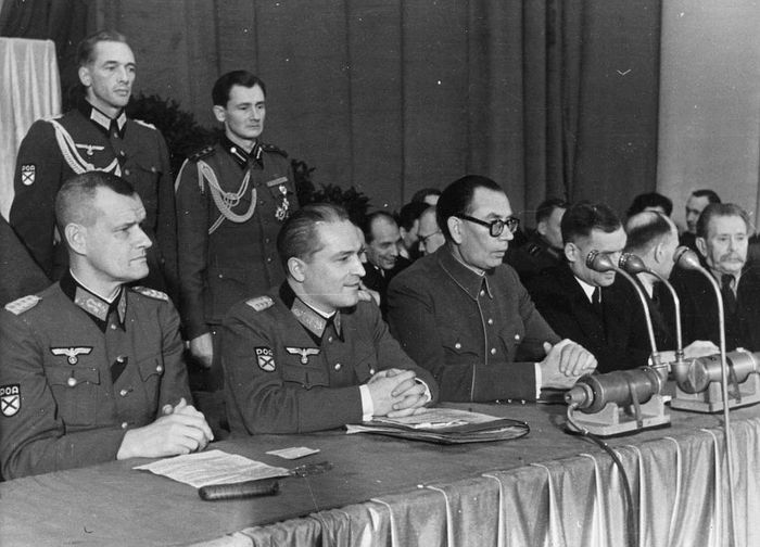 Президиум конференции. Слева направо: Ф.И. Трухин, Г.Н. Жиленков, А.А. Власов.