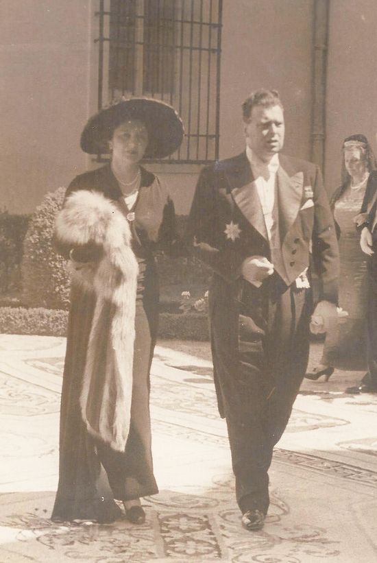 Великий Князь Владимир Кириллович со своей Августейшей супругой Великой Княгиней Леонидой Георгиевной, начало 1950-х годов.