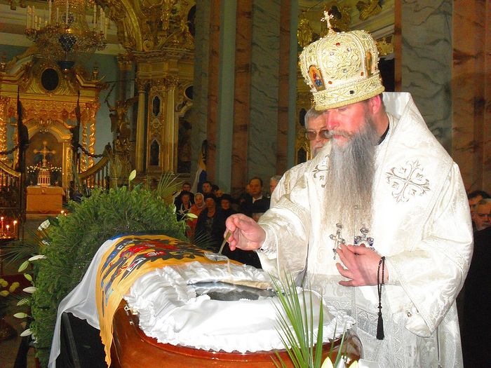Архиепископ Кирилл предает земле Великую Княгиню Леониду Георгиевну. Санкт-Петербург, 3 июня 2010 года.