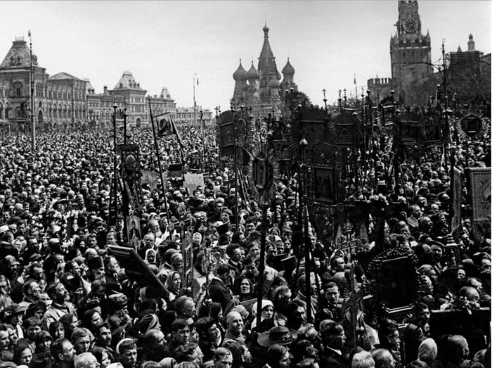Крестный ход и молебен на Красной площади в Москве 22 мая 1918 года.