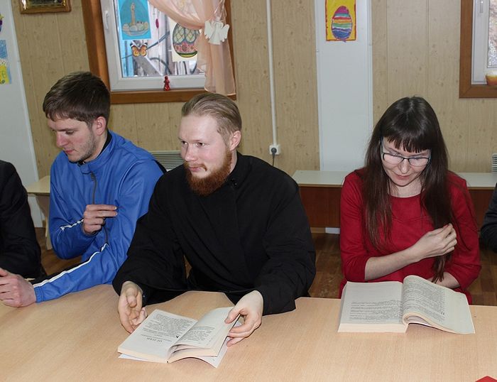 Руководитель молодежного отдела отец Иоанн Коюшев ведет занятие в антикафе «Логос»