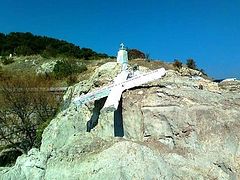 Cross in Lesvos pulled down after coexistence group on the island claims it’s offensive to migrants