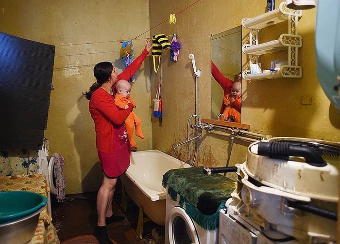 Светлана очень гордится своей ванной в коммунальной квартире. Фото: Кристина Кормилицына, Коммерсантъ
