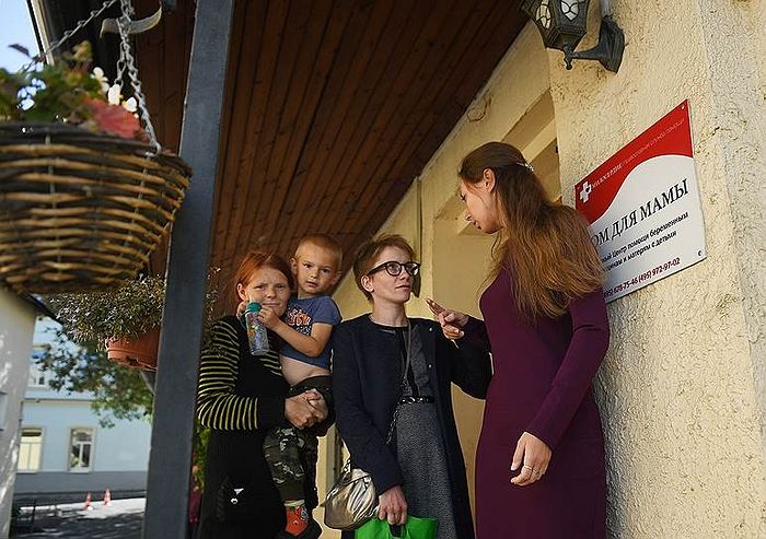 Руководитель «Дома для мамы» Маша Студеникина (справа) всегда готова выслушать своих «девочек». Фото: Кристина Кормилицына, Коммерсантъ