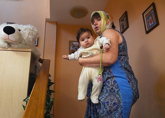 У этой женщины с двухмесячным сынишкой пока нет другого дома, кроме «Дома для мамы». Фото: Кристина Кормилицына, Коммерсантъ