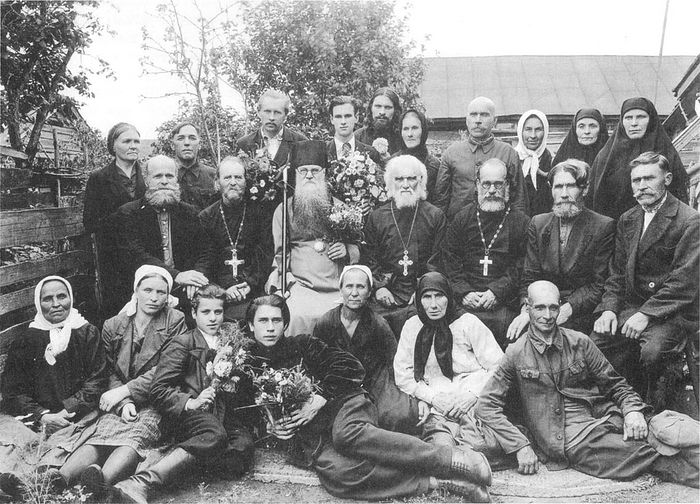 Епископ Кирилл (Поспелов) и служащие Михаило-Архангельского собора г. Сердобска. 1947 г.