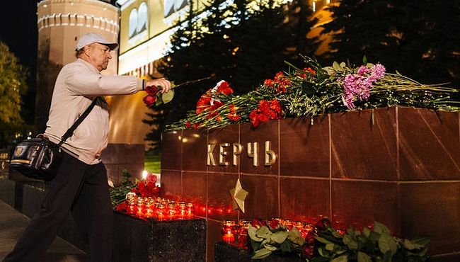 Flowers and candles adorn the Kerch monument outside the Moscow Kremlin. Photo: gazeta.ru
