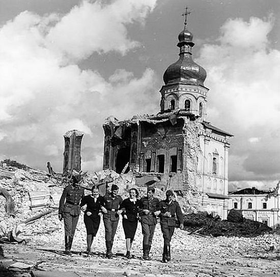 Hitler’s soldiers with girls, with ruins of the Dormition Cathedral of the Kiev Caves Lavra in the background. Photo: pravlife.org