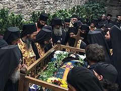 Dochariou Monastery on Mt. Athos buries its beloved abbot Archimandrite Gregory (+ VIDEO)