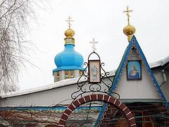 Ukrainian faithful protect their church from attacks of schismatic priests in Kiev