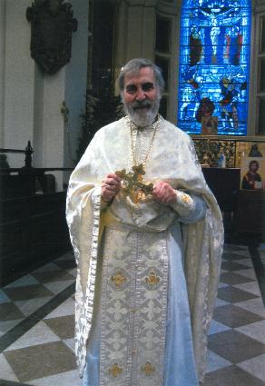 Протоиерей Майкл Харпер в православном храме Св. Ботолфа, который был основан им в последние годы своего священства. Район Бишопсгайт, Лондон