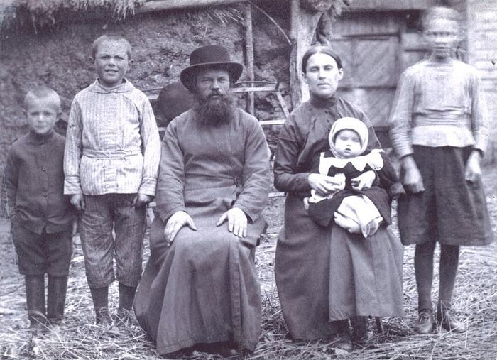 1922 год: во дворе своего дома в Ходынино (слева направо): сын Владимир (1913 г.р. – 9 лет), сын Анатолий (1911 г.р. – 11 лет), отец Димитрий (1881 г.р. – 41 год), матушка Евгения (1886 г.р. – 36 лет), у нее на руках – сын Николай (1921 г.р. – 1 год), дочь Нина (1909 г.р. – 13 лет)