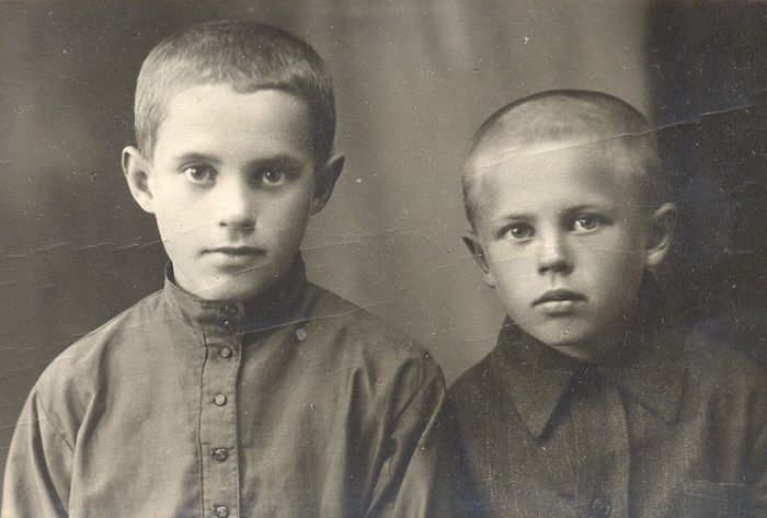 Коля (11 лет) и Боря (7 лет) – младшие дети семьи священника Димитрия Орехова, родившиеся в Ходынине. 1932 г., Рыбное