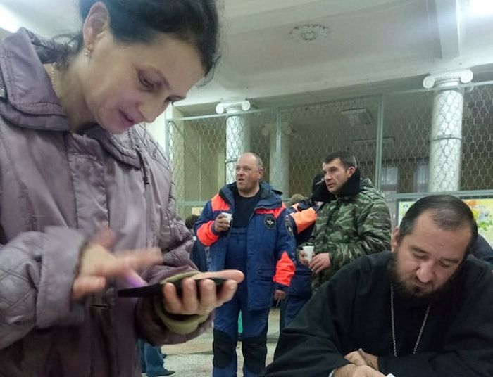 Иерей Димитрий Пантелеев дежурит в штабе по ликвидации чрезвычайных ситуаций в Апшеронске