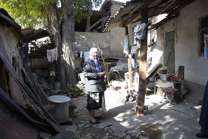 Двор и жилой дом (справа видна его стена) на окраине Душанбе. В этот дом Валентина Павловна попала со своими родителями в 1939 году, с тех пор тут и живет. Газа и воды нет