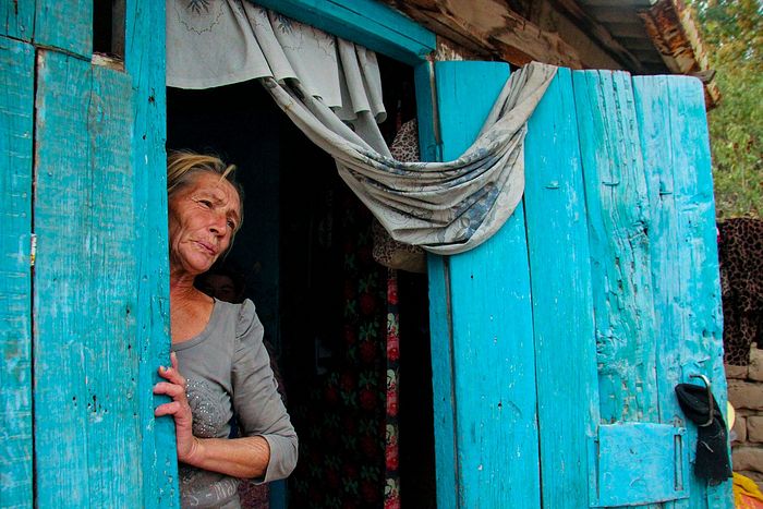 Лена на пороге своего дома в кишлаке неподалеку от афганской границы. Раньше Лена зарабатывала тем, что дробила камни в горах, работала штукатуром. Не считая двух своих, Лена вырастила 9 детей рано умершей сестры