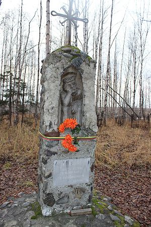 Памятный знак Rūpintojėlis, посвященный заключенным литовцам на кладбище п. Восточный