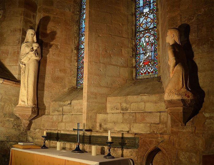 Скульптурное изображение Богородицы и св. Беги в церкви-приорате Сент-Бис работы Жозефины Васконселлос