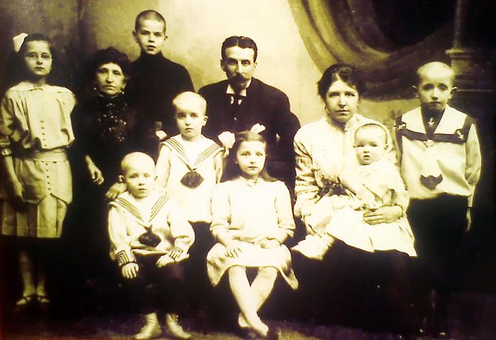 Изотовы Мария Николаевна, Павел Александрович и дети