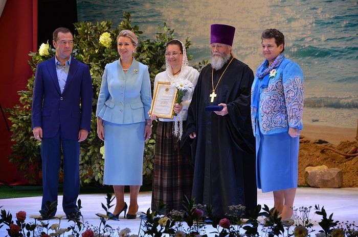 Медаль «За любовь и верность» вручают Дмитрий Анатольевич и Светлана Владимировна Медведевы