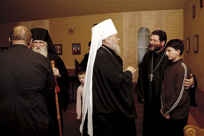 О. Тихон разговаривает с владыкой Иларионом (Капралом) во время посещения русской церкви св. Тихона в 2011 г.