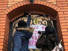Ukrainian autocephalists attack residence of Metropolitan of Krivoy Rog