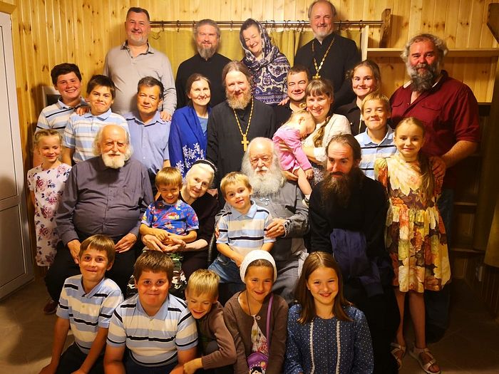 Отец Валериан и матушка Наталия Константиновна с детьми и внуками