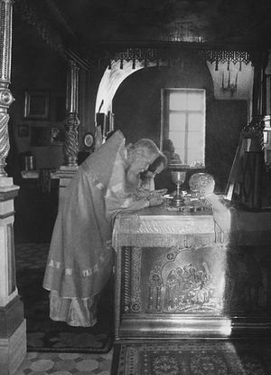 Отцы Сергий (Орлов) и Валериан Кречетов в алтаре Покровского храма