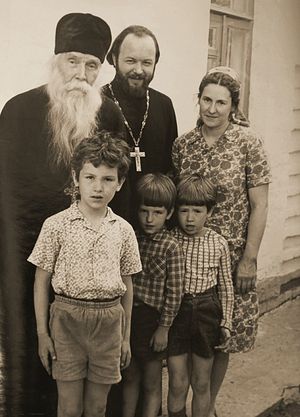 Протоиерей Валериан с духовником, протоиереем Сергием (Орловым), с матушкой Наталией Константиновной и с сыновьями
