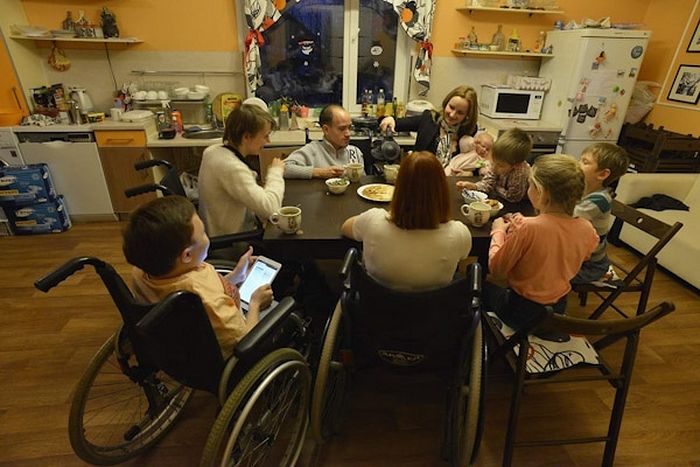 Молодые люди с инвалидностью живут в отдельном доме вместе с волонтерами и специалистами