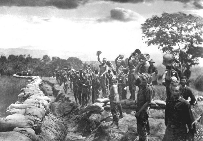 Американские солдаты после сдачи Сантьяго-де-Куба. Куба, 1898