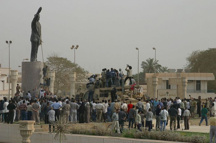 Уничтожение статуи Саддама Хусейна