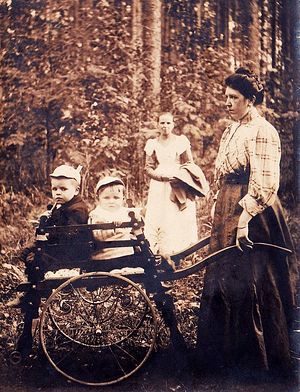 Мария Николаевна Изотова с детьми на прогулке