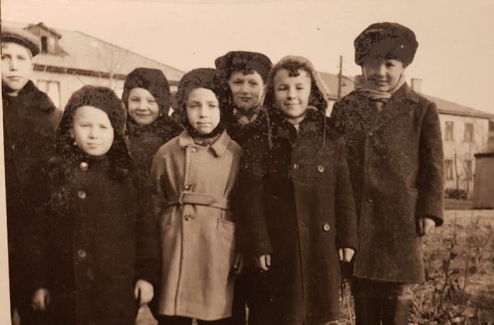 Виктор Доровских (второй слева, ныне - архиепископ Тихон) с друзьями и старшим братом Дмитрием (крайний справа, ныне - игумен Серафим). Воронеж, конец 1960-х гг.