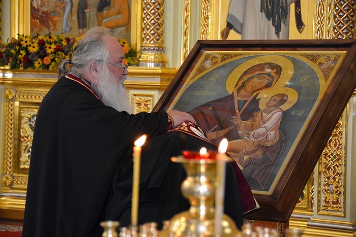 Archbishop Tikhon hearing parishioners’ confessions. Photo by Anton Pospelov / Pravoslavie.ru.