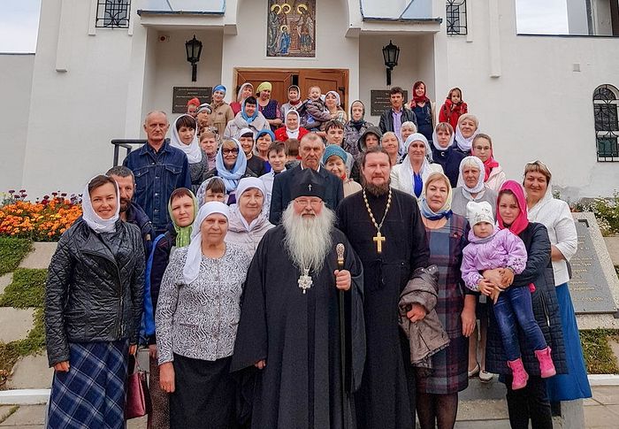 Archbishop Tikhon with parishioners of the Church of the Entry of the Theotokos into the Temple in Nogliki village, Sakhalin. Photo: Pravosakh.Ru.